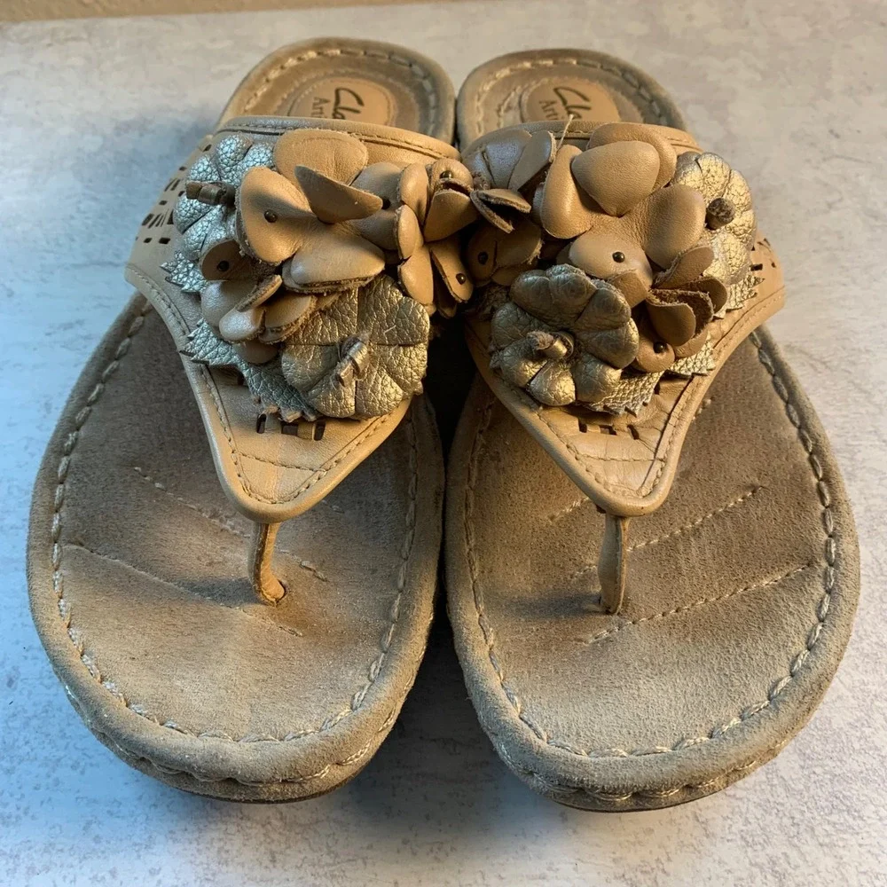 Clarks 8M Artisan‎ Leather Thong Wedge Sandals Tan Gold Floral Applique 26068592